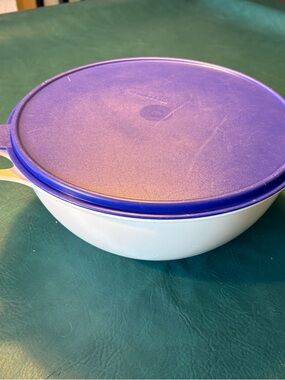Tupperware Thatsa Bowl Mixing Bowl 32 Cups 7.8 L Blue Lid White Bowl 2539